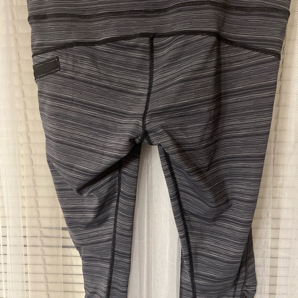 Lululemon  Atlético size 10 Fast Free Crop II Salt Alpine Gray  Black F - Picture 7 of 13